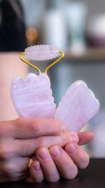 Lifting Gua Sha®  Giver et naturligt ansigtsløft, til kvinder og mænd, jeg bruger en skøn hybenkernerose olie. Derudover bruger jeg også Rosa Kvarts, som er en feminin sten, der virker beroligende og giver velvære. Der bruges silikone cupper for at øge blodgennemstrømningen i muskler og bindevæv, og for at tilfører ilt til dine celler og afhjælpe lymfesystemet med at udskille affaldsstoffer. Mindske ansigtets ydre tegn på ældning. Teknikkerne jeg anvender, er bl.a. lange og dybe stræk på ansigtets muskler og væv, samt tryk på forskellige akupressur punkter. Dette styrker strømmen af energien i ansigtets muskler, nerver og meridianbanerne. Dette afbalancerer ikke bare ansigtet, men også resten af kroppen. Tilslut får du en maske på med rosenvand for at afkøle huden, mens jeg bruger rosa kvarts på masken. Det er en afstressende og skøn behandling.